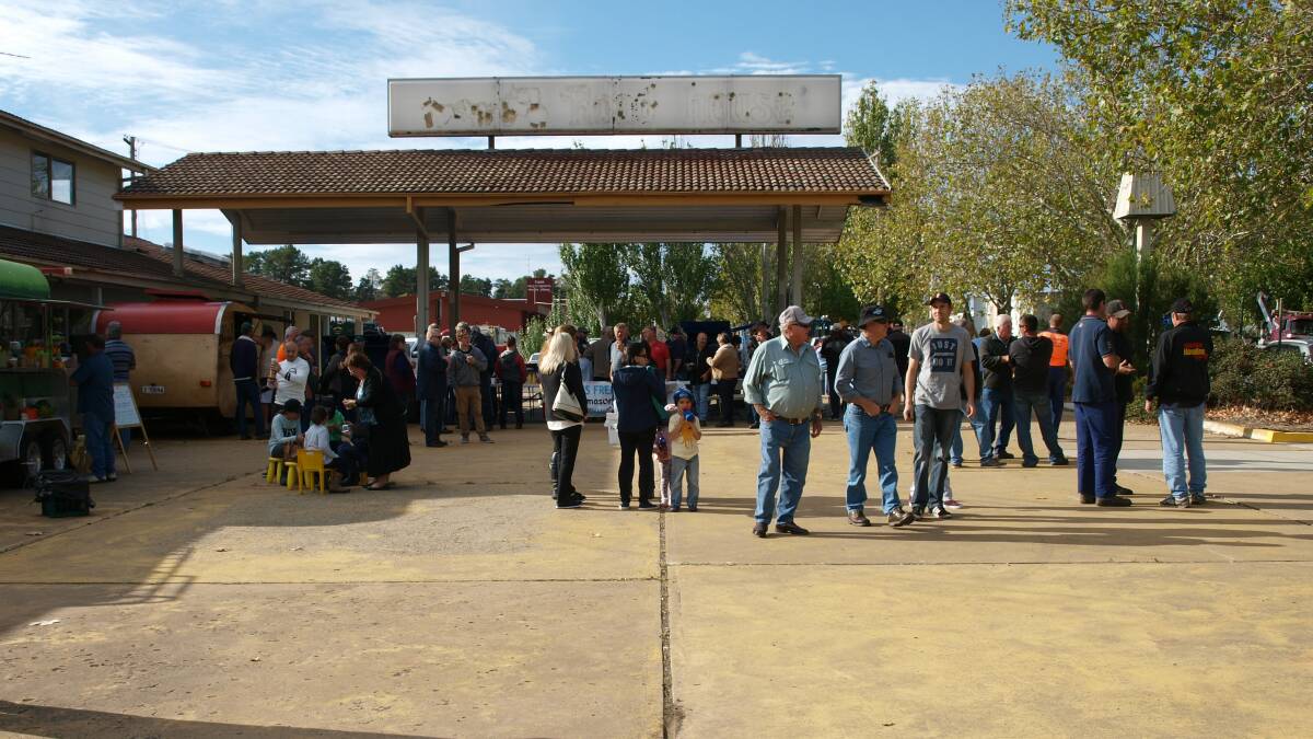 Hundreds turned out at the Yass Men's Shed to farewell drivers on Sunday morning. Photo: Bob Tindall.
