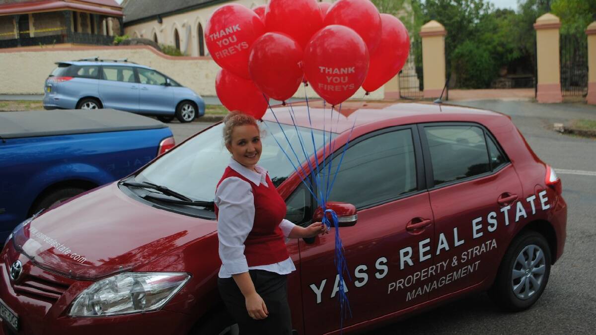 Lisa Groves after picking up balloons for Yass Real Estate at the Tribune office. Photo: Katharyn Brine.