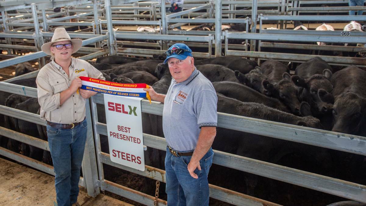 Best Presented Pen of Steers: Bailey Anderson, MD and JJ Anderson, Crookwell, with Marty Croker, Fullerton and the 17 Angus steers sold for $2545. Photo: SELX Yass