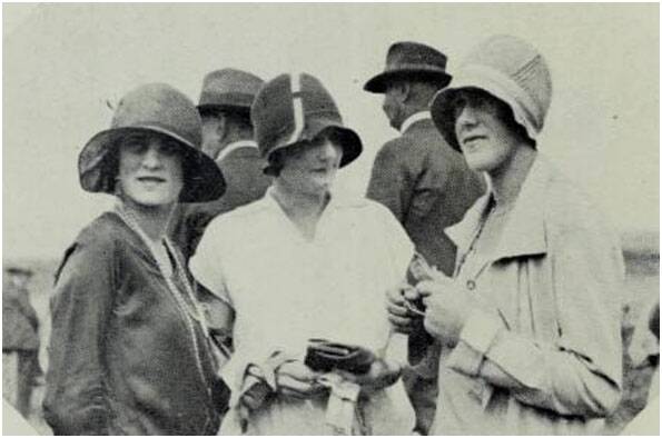 PICKING A WINNER: Misses Mary Savage, Dorothy Mudge and Marjorie Stewart of Yass, discussing the field at the Picnics in 1929. Photo: The Home and Australian Quarterly May 1929