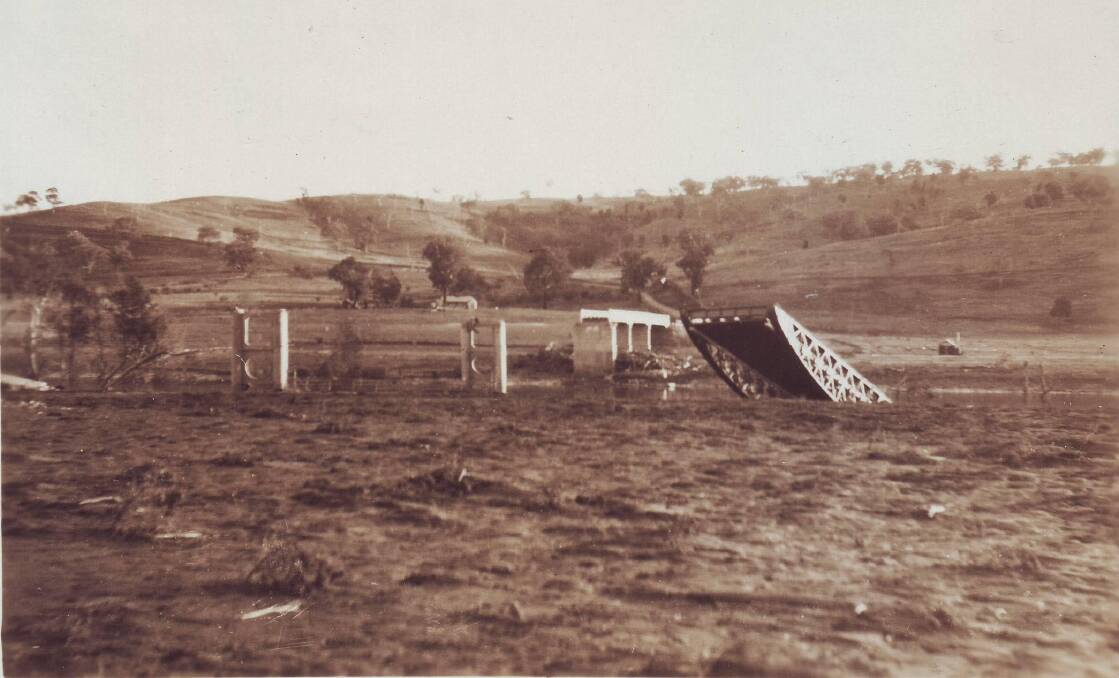 Old Taemas Bridge during 1925 flood. Yass & District Historical Collection

