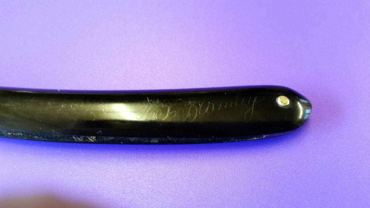 The razor has the name 'HR Blomley' etched into the handle and suggests evidence of a later owner. Herbert Roger Blomley was a local jeweller who died in 1937. Photo: Yass & District Historical Society