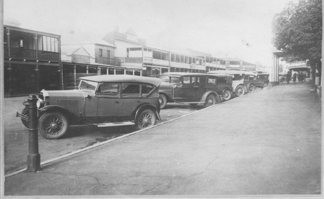 A Buick Tourer and other vehicles lined up in Comur Street, 1930s. Photo: YDHS Archives