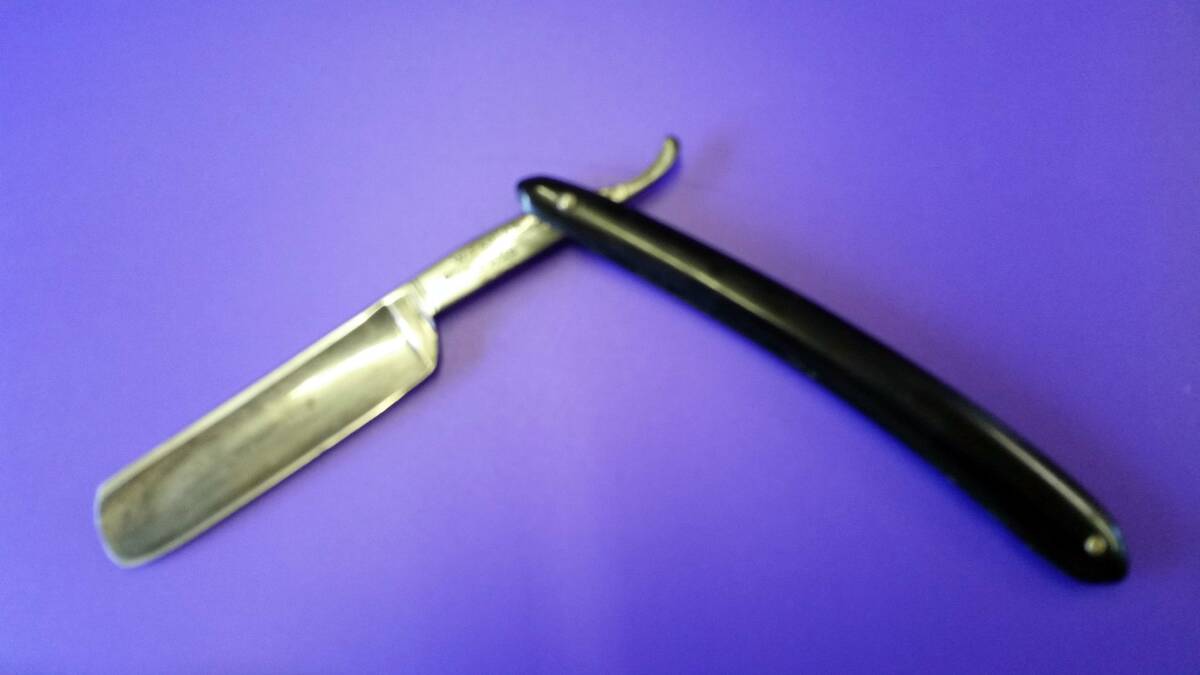 A cut-throat razor that once belonged to William Taylor was found in a Melbourne antique store several decades ago and recently donated to the Yass and District Historical Society. Photo: Yass & District Historical Society