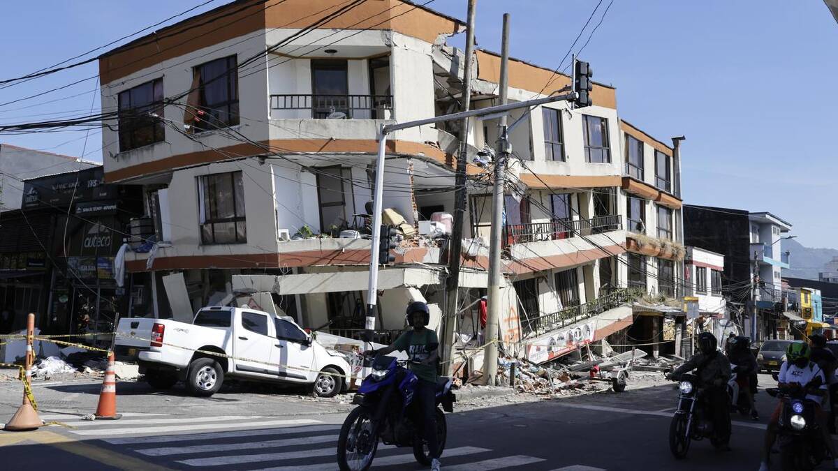 The earthquake damaged and brought down many residential complexes. (EPA PHOTO) The earthquake damaged and brought down many residential complexes. (EPA PHOTO)