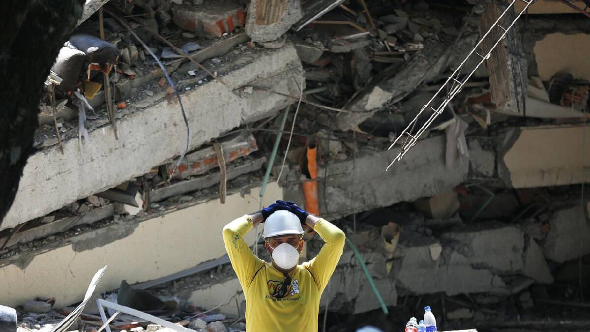 Rescuers searched for survivors at the site of a collapsed building in Cali. (EPA PHOTO) Rescuers searched for survivors at the site of a collapsed building in Cali. (EPA PHOTO)