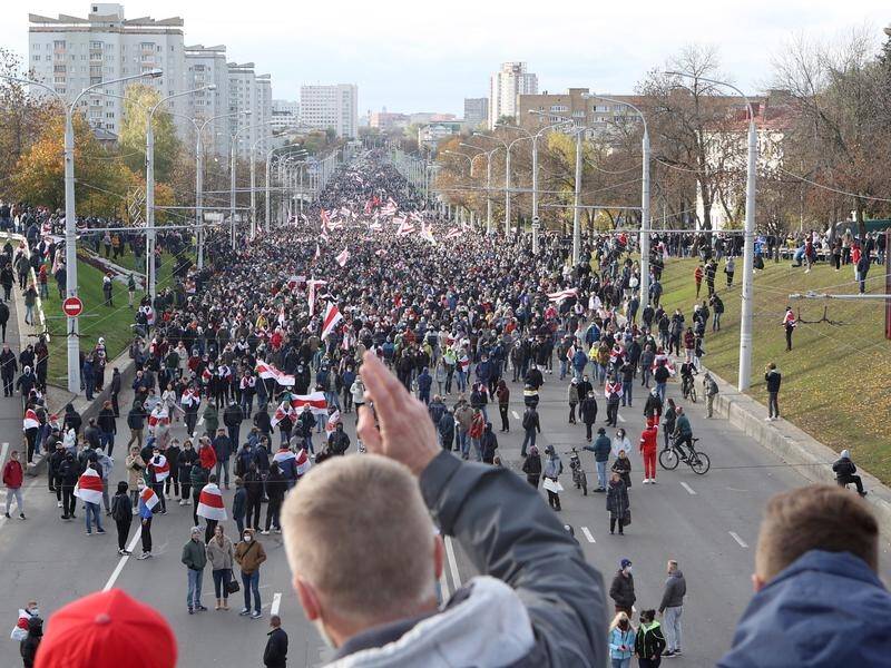 An estimated crowd in excess of 30,000 has again marched through the streets of Minsk.