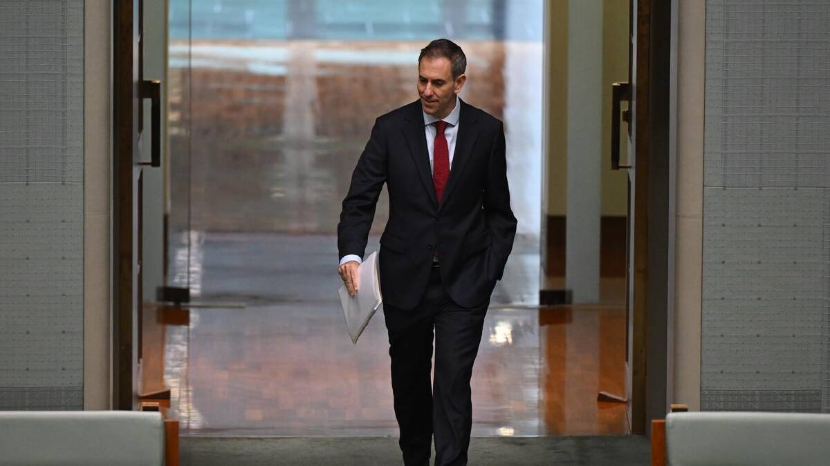 Treasurer Jim Chalmers' tax reform bill also offers a $250-a-year rebate for workers. (Lukas Coch/AAP PHOTOS)