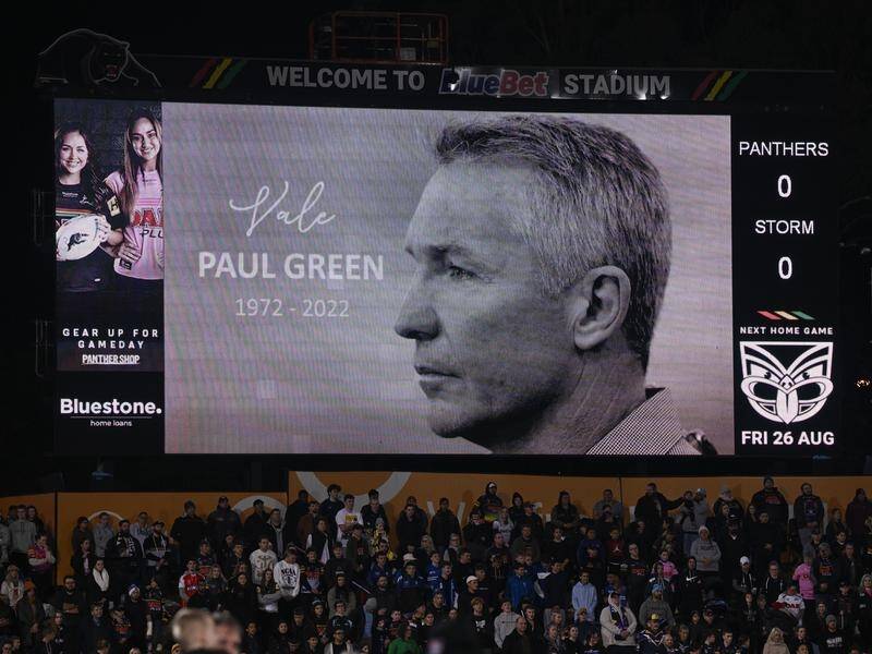 Fans stood in tribute to the late Paul Green at the Penrith v Melbourne NRL game. (Dan Himbrechts/AAP PHOTOS)