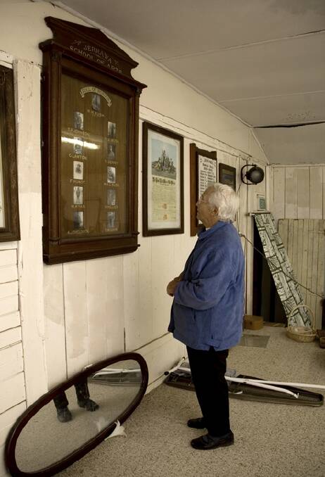 Pat Bush looks at the Roll of Honour WW1 at Jerrawa Hall. Pictures: Ray McJannett